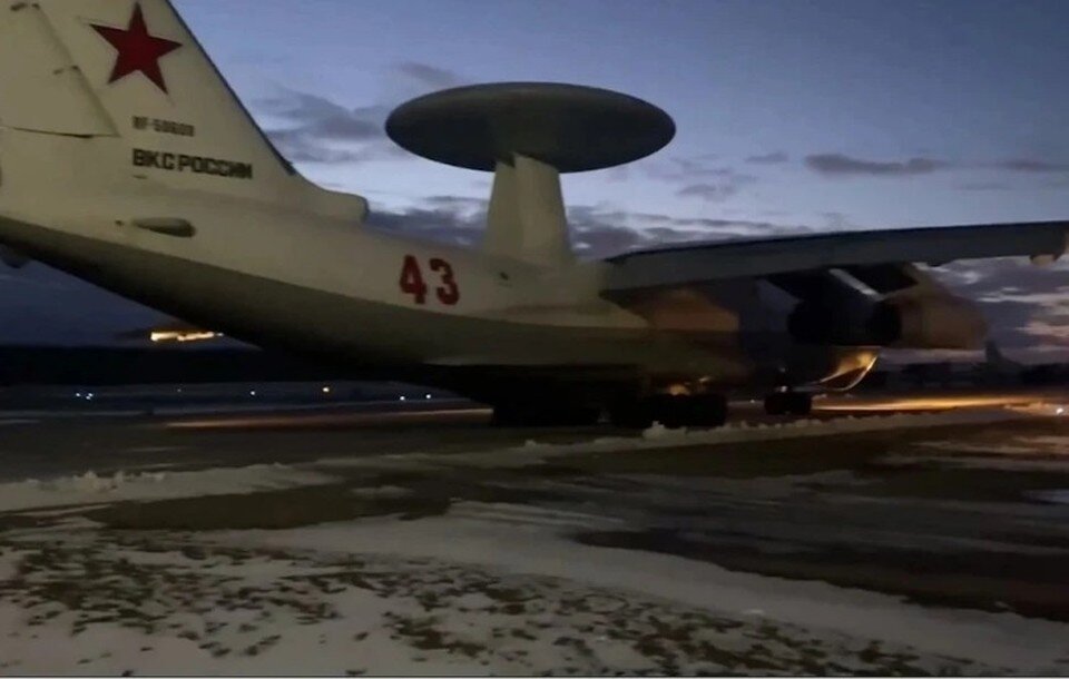     Самолет ВКС РФ в результате диверсии повреждений не получил Фото: кадр из видео минобороны РФ