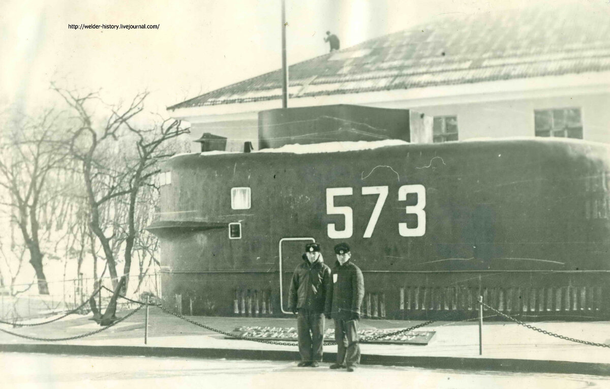 Памятник экипажу К-129 в посёлке Ракушка. Нач. 70-х гг. ХХ в./ Фото из сети интернет.