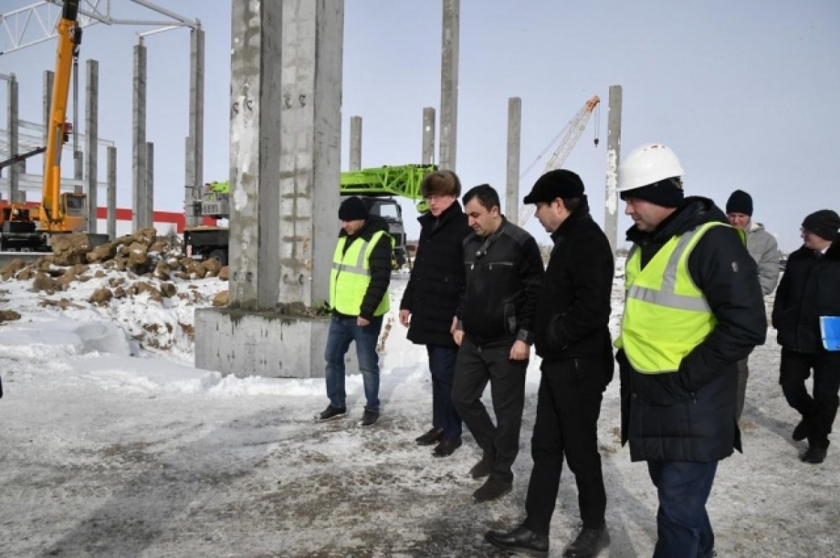    Губернатор приехал на стройплощадку.