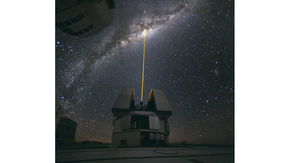 Фото: ESO / Y. Beletsky📷Чтобы иметь контрольный источник света, астрономы лучом лазера зажигают в небе искусственную «звезду»