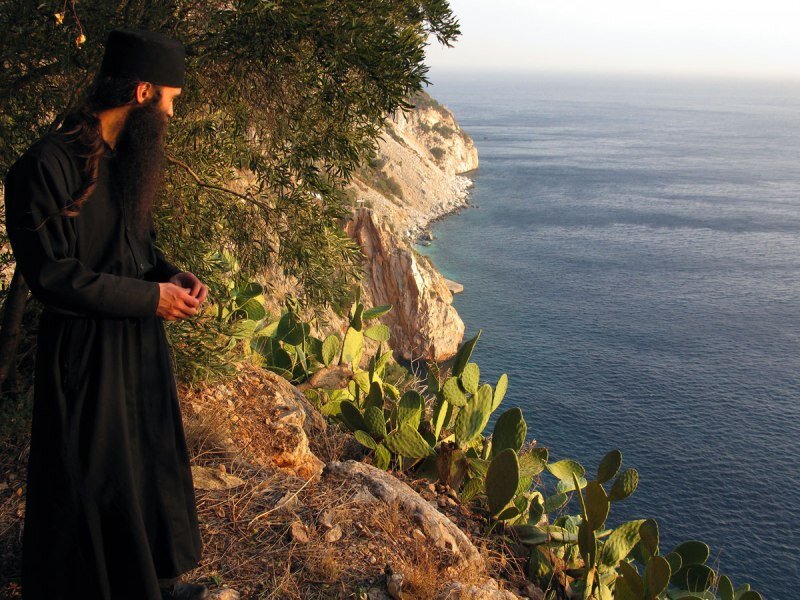 Στις δύσκολες στιγμές μας, ο Άγιος Άθως παραμένει ένα νησί γεμάτο γαλήνη, παραμένει λίκνο χαράς.  Οι ταπεινοί του Άθω στέλνουν αυτή τη χαρά σε έναν κόσμο ανήσυχο, στερημένο από αγάπη.