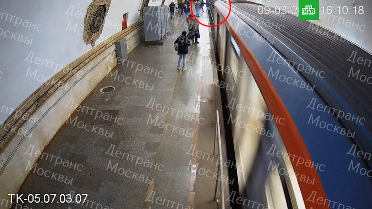    Мужчина в метро столкнул подростка на пути перед поездом