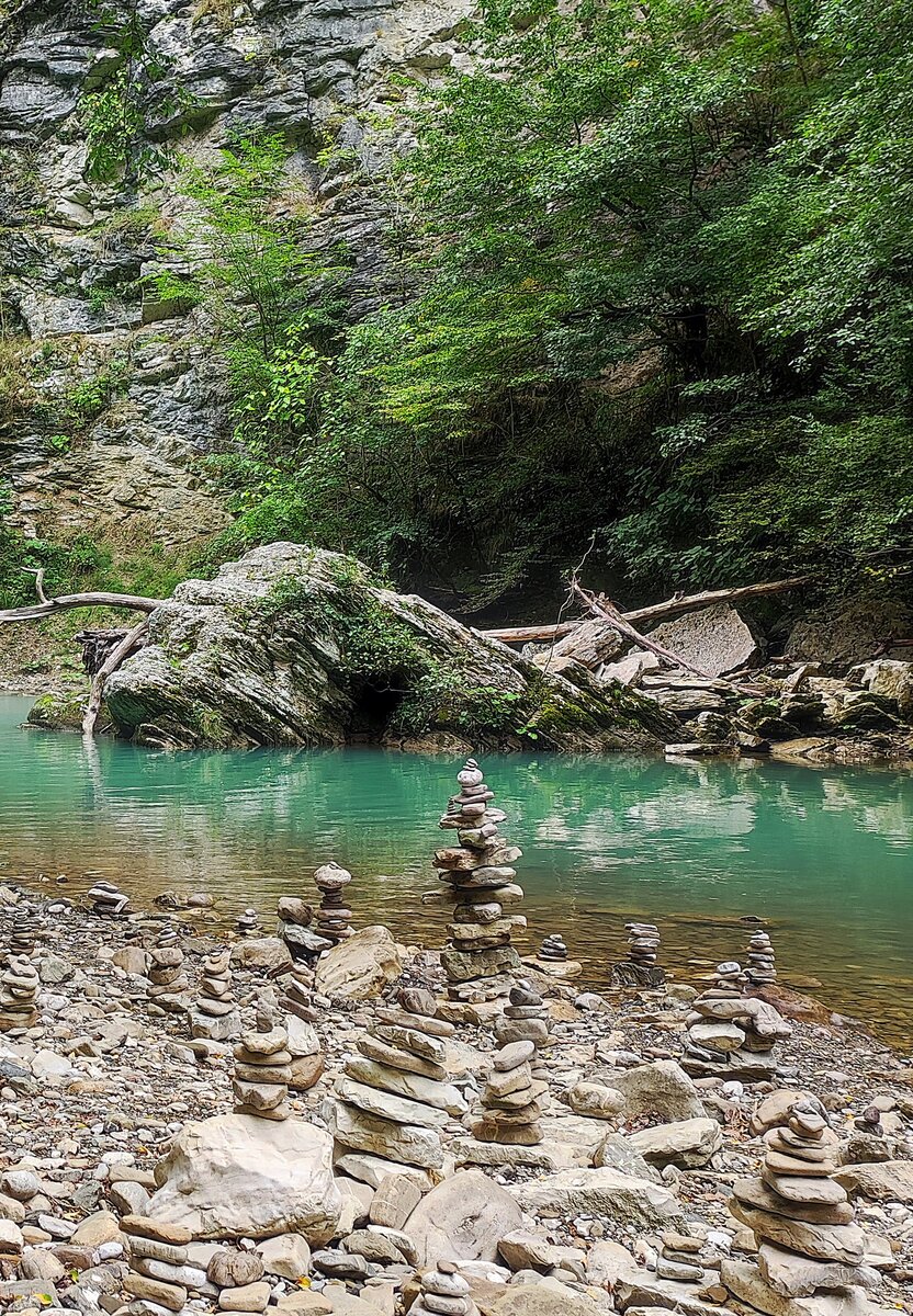 Пирамиды из камней в тисо-самшитовой роще