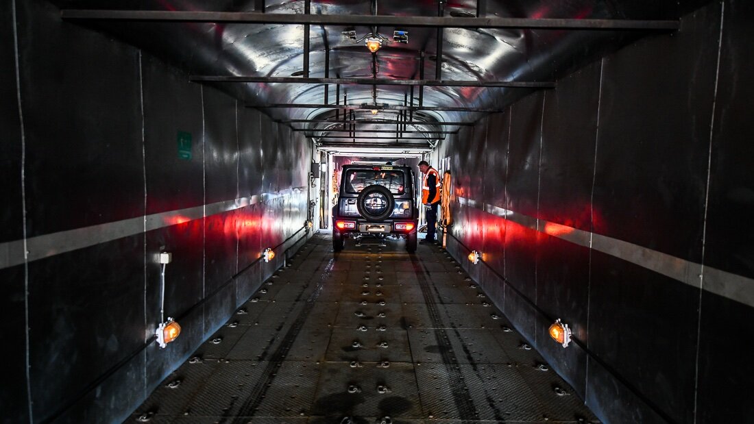 Загрузка автомобилей в вагоны для перевозки, Владивосток, фото VL.ru 