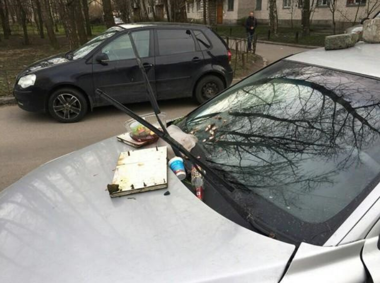 Штраф за неправильную парковку в санкт петербурге. В Петербурге штраф за неправильную парковку. Наказание за парковку Питер. Намек на неправильную парковку. Штраф на капоте.