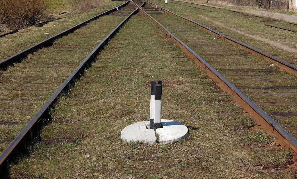 Случаются и такие предельные столбики. Фото www.pskovrail.ru/stanzii/krestzy_sever.html