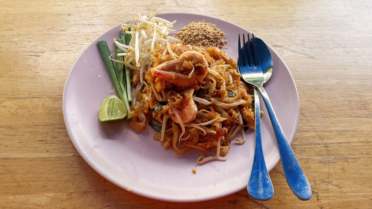 Pad Thai - это одно из самых известных блюд Таиланда, которое можно найти на практически любой улице и в любом ресторане. Но как возникло эта вкусное и популярное блюдо?-2