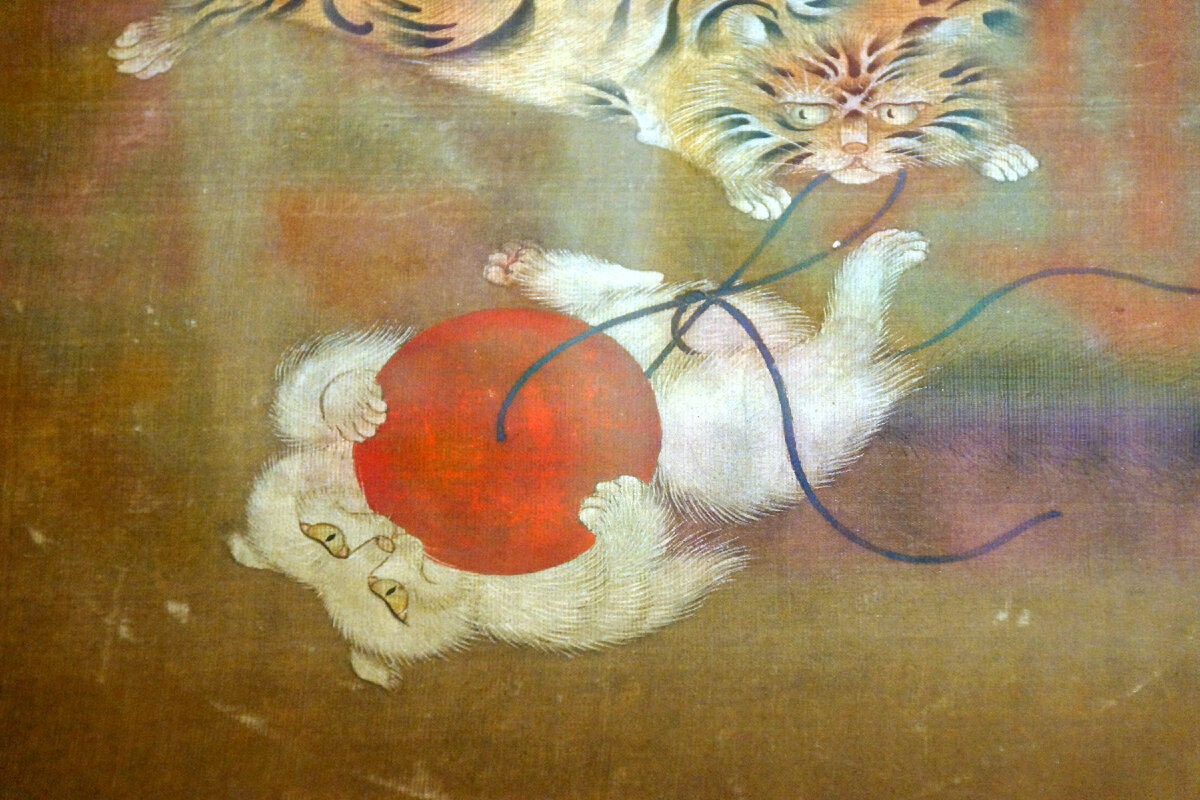 Две кошки, играющие с клубком ниток. Китай, XIX в. ГМВ, Москва. Фотография автора.
