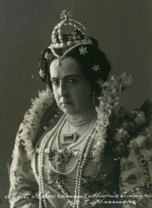 Александра Яблочкина в спектакле  "Мария Стюарт". Фото из архивов Малого театра.