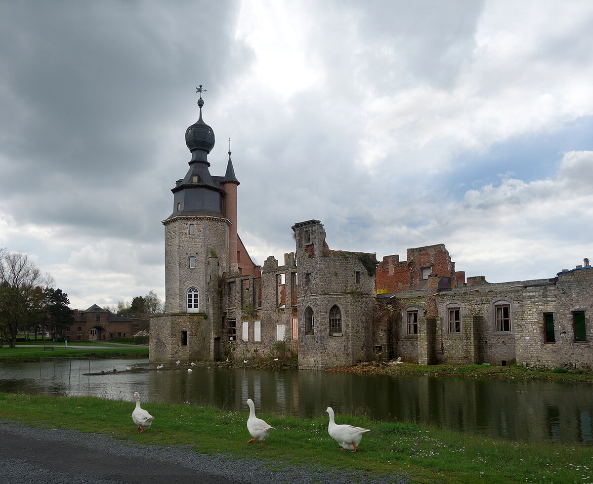 Замок д’Авре, XI-XIII в., законсервированные руины.