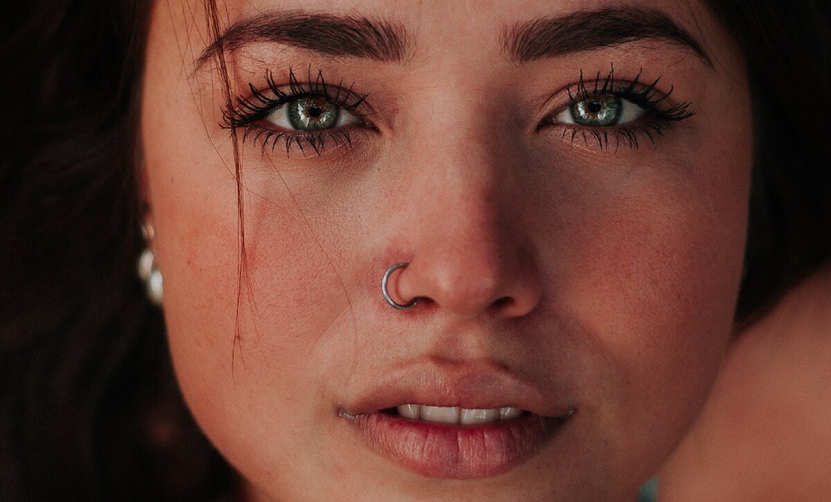 ночью дышит одна ноздря