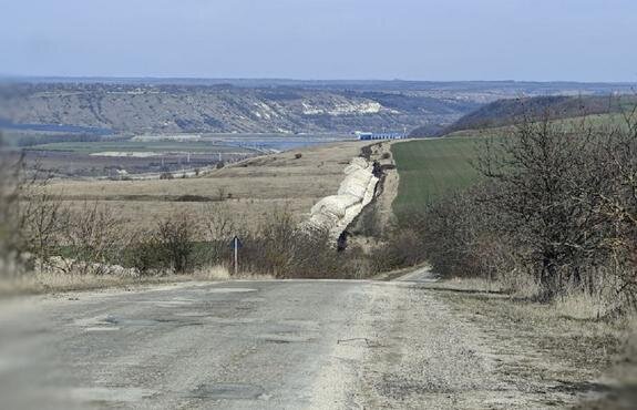   Рвы на границе Украины и Молдавии. Фото: Telegram/t.me/tirdea.