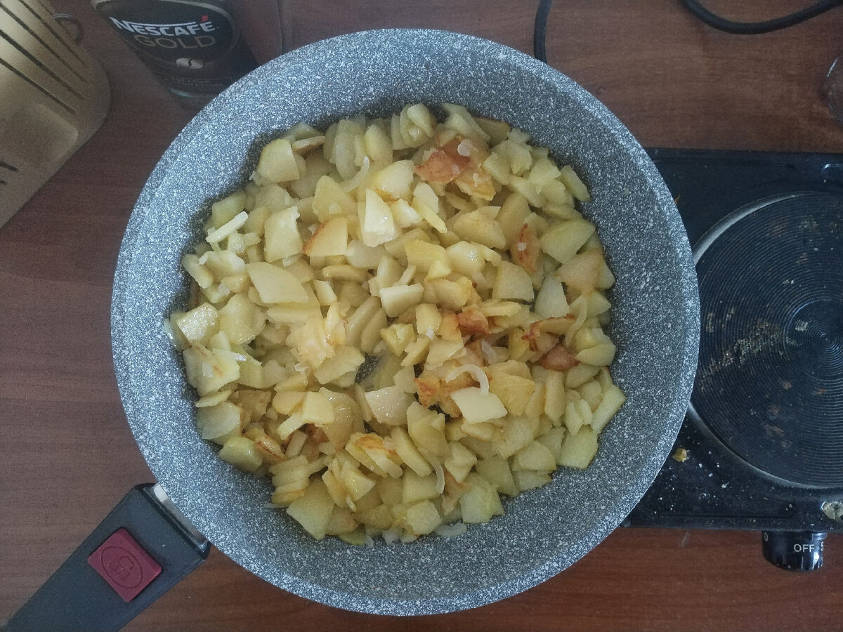 Что может быть вкуснее жареной картошки? Только жареная картошка с лучком и солью! фото из личного архива