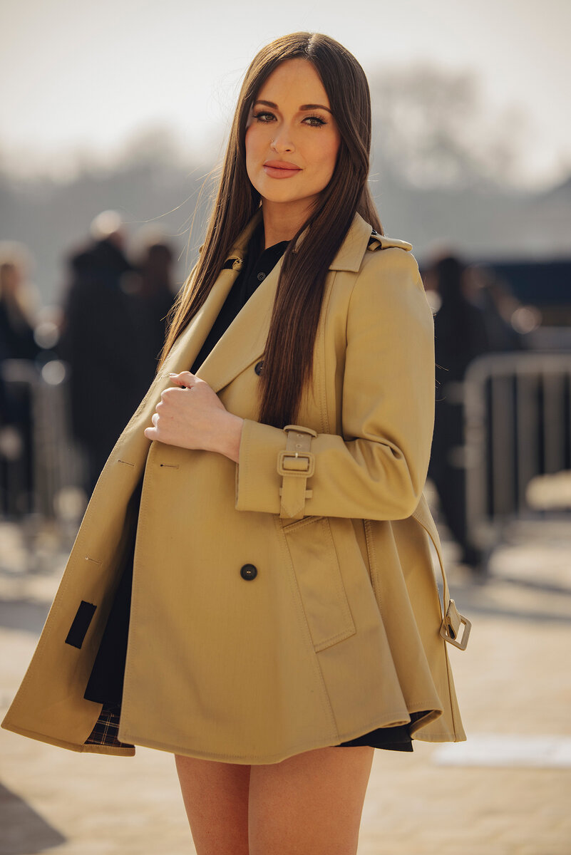    Кейси Масгрейвс в тренче LoeweLEGION-MEDIA