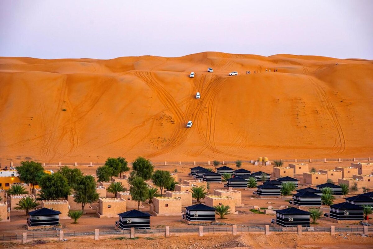 Оазис Аравийской пустыни. Эль ХАМРА Оман. Вахиба Оман. Оранжевые пустыни.