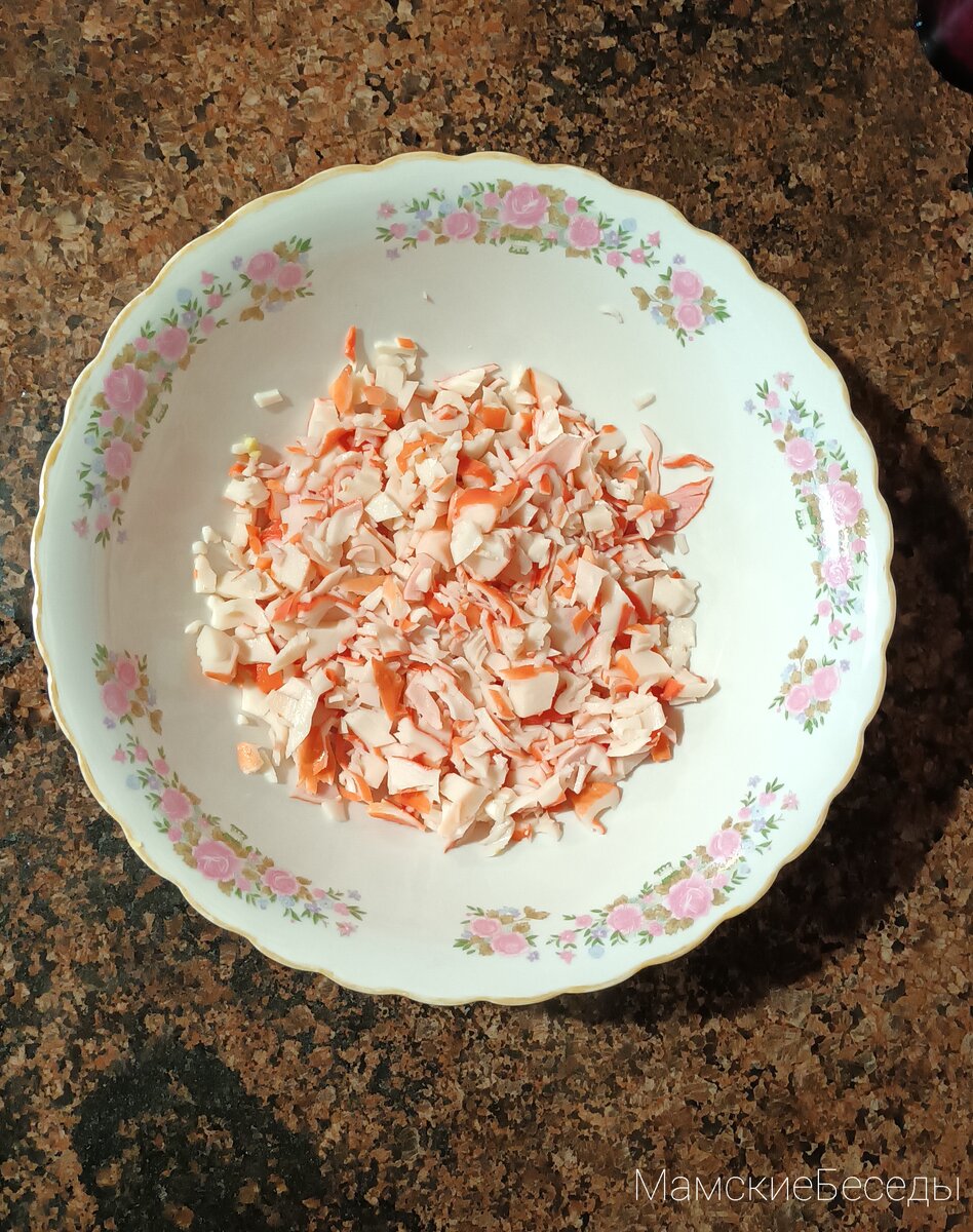Нарезаем крабовое мясо. Фото автора