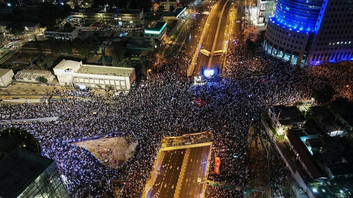     Тысячи людей вышли на улицы чешской столицы, чтобы выразить протест против внутренней политики чешского правительства, которое, по мнению пражан, не предпринимает серьезных мер против роста бедности в стране.