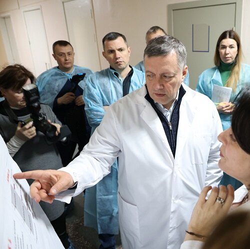 Губернатор Иркутской области Игорь Кобзев ознакомился с работой Ангарской городской больницы. Как сообщает пресс-служба регионального правительства, в новом медучреждении проводят текущий и выборочный капитальный ремонты.