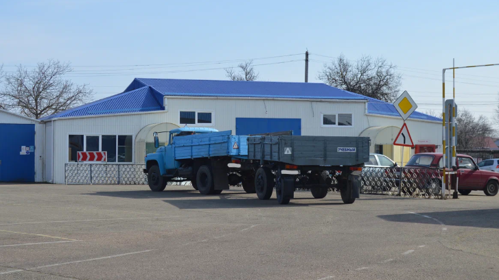 Фото автора. ЗИЛ–130 с прицепом. 2023 год.