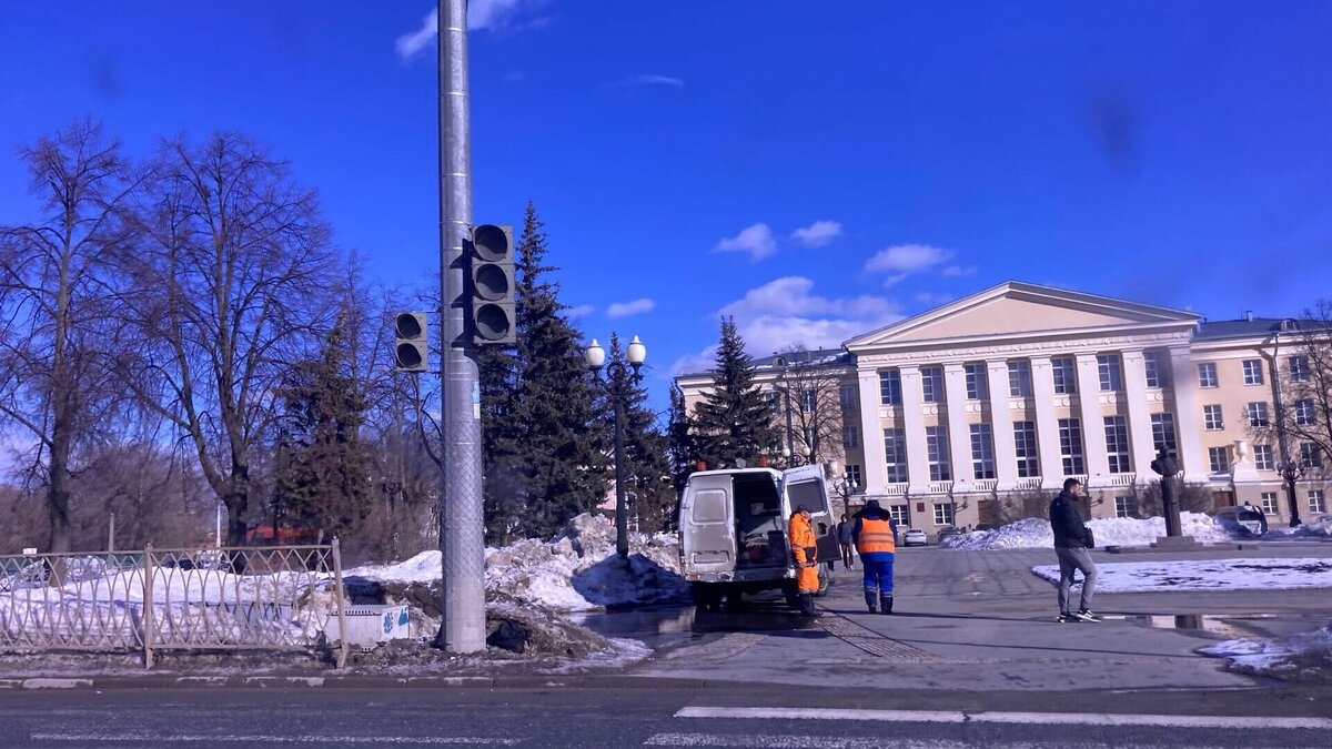     В Казани на перекрестке улиц Копылова, Белинского и Кошевого не работают светофоры. Из-за этого трамваи не могут разъехаться с автомобилями. На это обратил внимание корреспондент Inkazan.