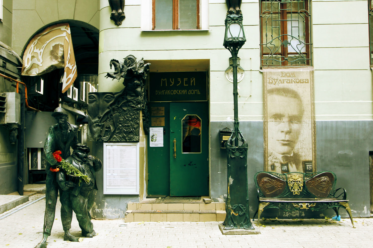 Музей Михаила Булгакова приглашает на экскурсии по мемориальной квартире писателя на Большой Пироговской улице, 35а, где он прожил шесть с половиной лет — с августа 1927-го по февраль 1934-го.Что представляла собой квартира и какие важные события — как в личной, так и в творческой жизни Булгакова — происходили именно здесь, как складывалась судьба писателя в конце 20-х — начале 30-х годов. Рассказ о жизни в квртире на Пироговке строится вокруг подлинных предметов, принадлежавших Михаилу Булгакову, его родным и ближайшим друзьям.