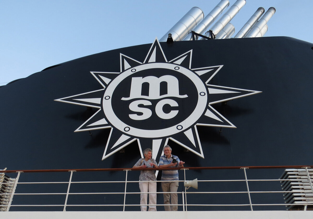 Мы с женой на фоне дымовой трубы лайнера «MSC Opera», январь 2023 г.