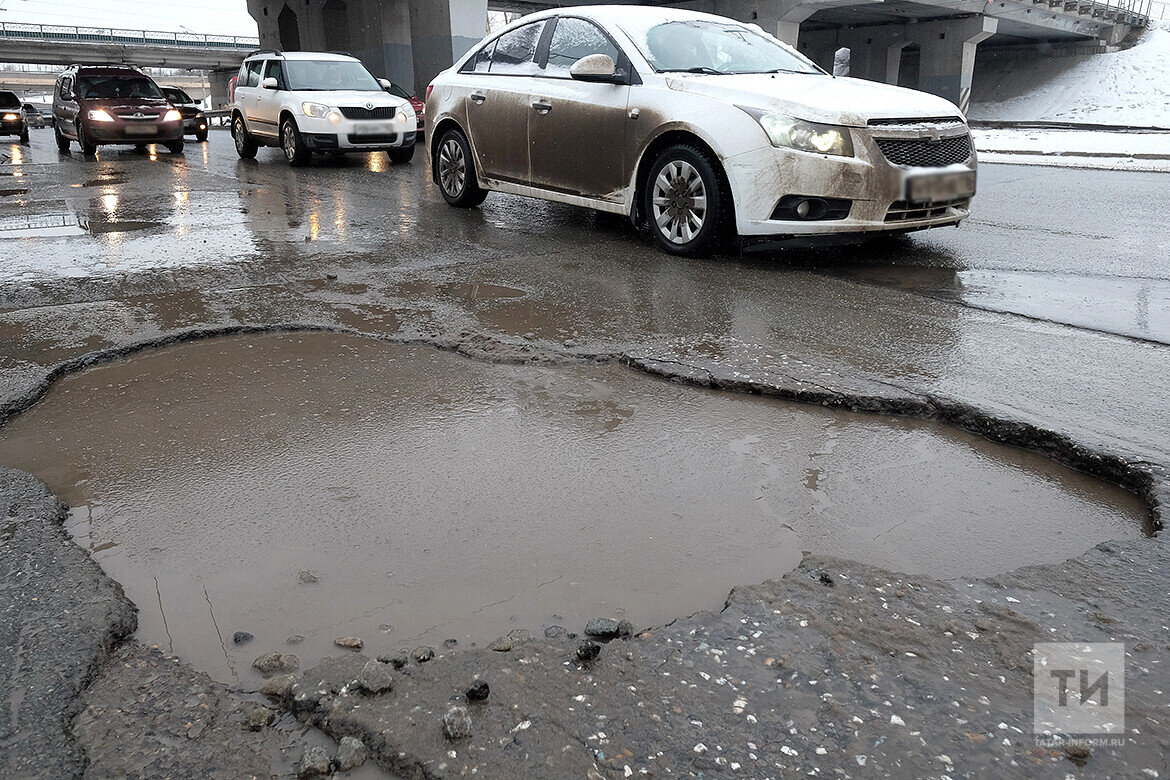 Потепление в Казани привело к значительным колебаниям температур, что негативно отразилось на состоянии дорожной сети. Фото: © Султан Исхаков / «Татар-информ»