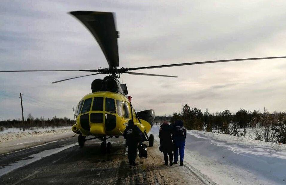    В Югре вертолет с медиками сел на трассу, чтобы спасти пострадавших в жутком ДТП