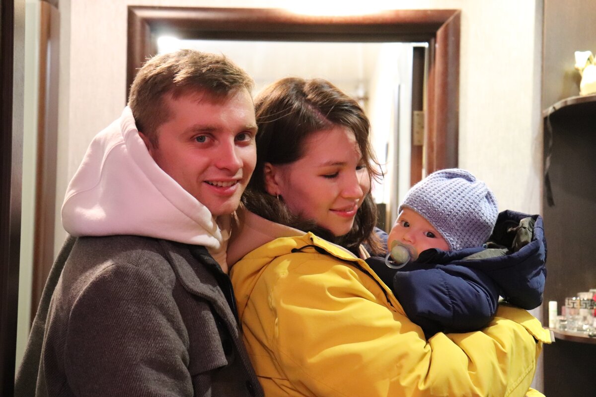 Папа (28 лет), мама (27 лет) и сын (почти годик).