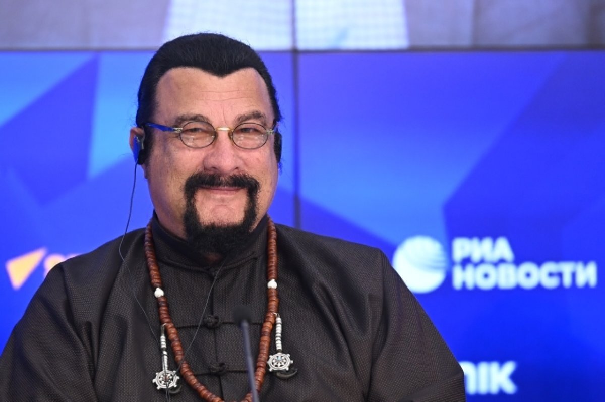    Актер Стивен Сигал заявил, что он на миллион процентов русский