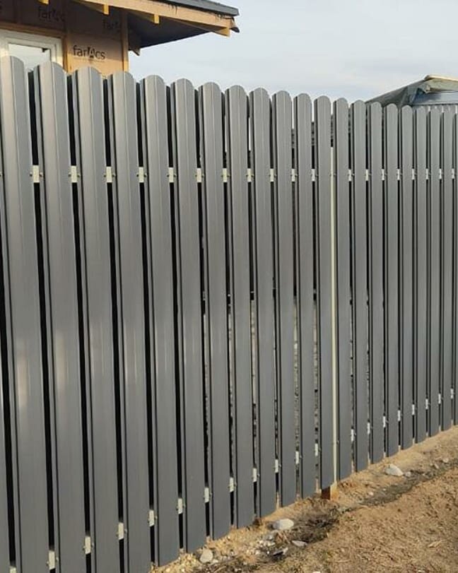 Вот такой примерно штакетник нам хотелось. Цвет строго в цвет фасада дома 7024. А лаги и столбы в светло-серый RAL 7004