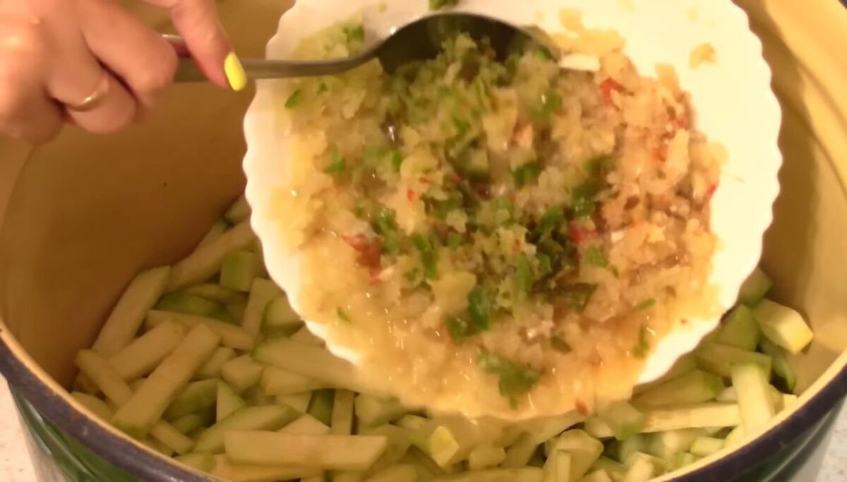 Кушать кабачки. Кабачки эстетика. Кабачки цуккини фаршированные овощами. Жареные кабачки на тарелке. Цукини.