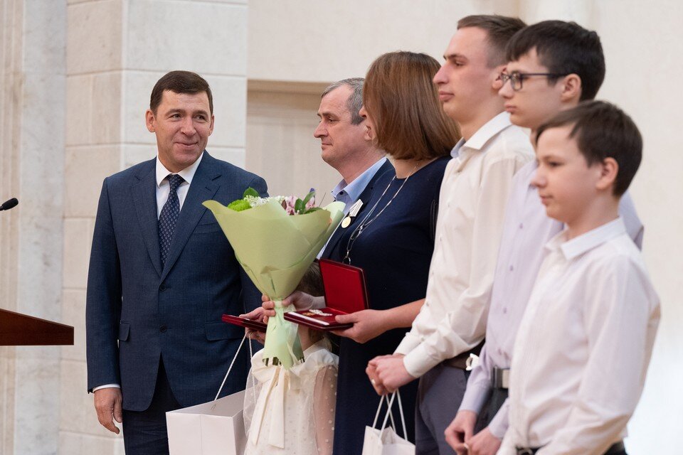     Евгений Куйвашев наградил свердловчан. Фото: департамент информационной политики Свердловской области