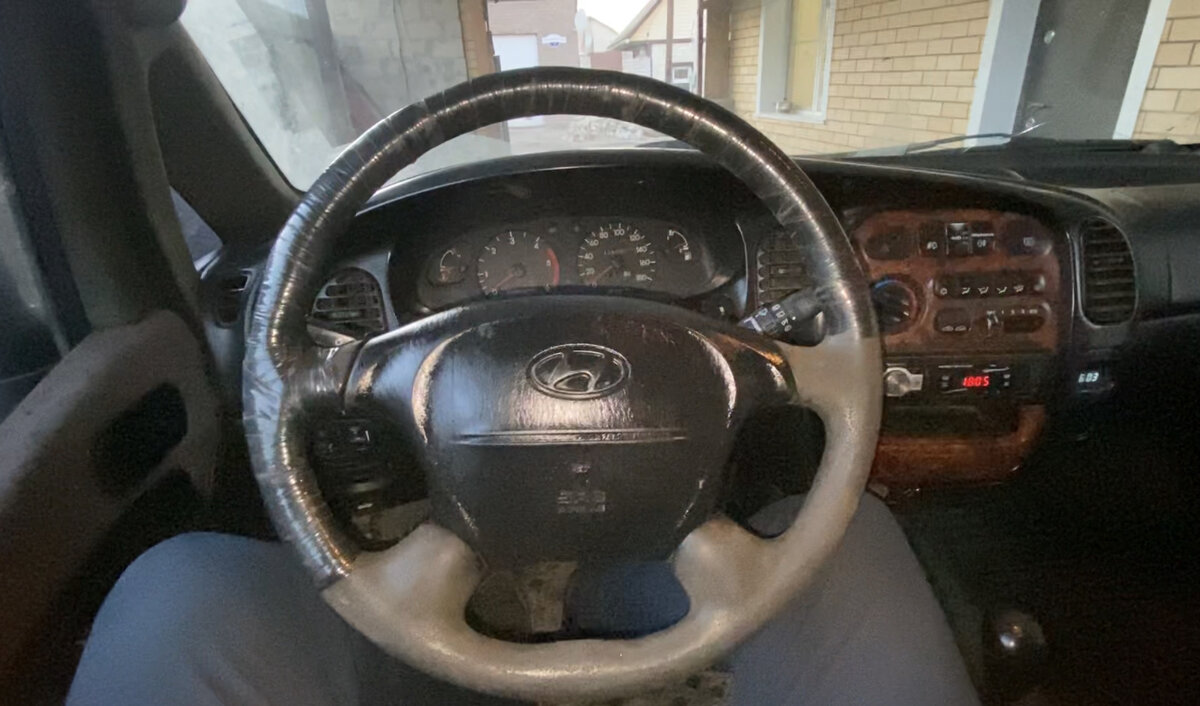 Руль на моём Hyundai Starex 4x4 очень устал((( прошлым владельцем был перемотан изолентой, по хорошему нужно новый руль, но ценники кусачие((( так что добавлю ещё немного колхозинга)) взял за 550р оплетку и обернул руль) часа 2 воевал с иголкой, но думаю, что второй раз смог бы минут за 40))

Вот такой результат