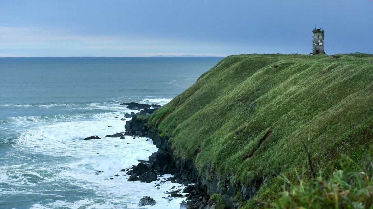    Маяк на самой крайней точке южнокурильского мыса на берегу Тихого океана на острове Кунашир Большой Курильской гряды© РИА Новости / Екатерина Чеснокова