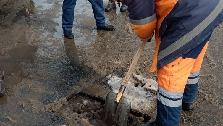     Больше месячной нормы снега выпало в воскресенье во Владивостоке. В понедельник пришло потепление — и снег начал активно таять. Чтобы отвести с дорог талую воду, в столице ДФО прочищают ливнёвки.