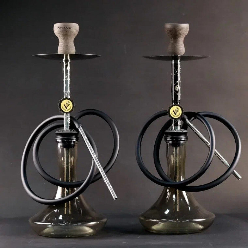 Кальян – традиционный восточный атрибут, который приобретает все большую популярность во всем мире. Этот девайс для курения табака, состоящий из шахты, колбы и шланга, имеет множество преимуществ по сравнению с обычными сигаретами.

Во-первых, кальян не содержит никотина и других вредных веществ, которые содержатся в обычных сигаретах. Кроме того, кальян не вызывает неприятного запаха и дыма, что делает его более приятным для окружающих.

Во-вторых, кальян – это не только способ расслабиться и насладиться ароматом табака, но и возможность провести время в компании друзей или близких людей. Кальянная сессия – это время для общения, отдыха и развлечения.

Но как правильно курить кальян? В первую очередь, необходимо выбрать качественный табак. Лучше всего выбирать табак из натуральных ингредиентов, без добавления химических веществ.

Далее, необходимо правильно подготовить кальян. Шахту нужно заполнить табаком и уложить уголь на верхушку. Затем нужно подождать несколько минут, чтобы табак прогрелся и начал выделять аромат.

Важно помнить, что кальян – это не способ курения, а способ наслаждаться ароматом табака. Поэтому не стоит курить кальян слишком часто или слишком долго.

Кроме того, необходимо следить за чистотой и гигиеной кальяна. После каждой сессии нужно тщательно промывать шахту и шланг, чтобы избежать неприятных запахов и бактерий.

Наконец, важно выбирать надежных производителей кальянов и аксессуаров. Качественный кальян – это залог приятного отдыха и наслаждения ароматом табака.

В целом, кальян – это отличный способ расслабиться и насладиться ароматом табака в компании друзей или близких людей. Для правильного курения кальяна необходимо выбирать качественный табак, правильно подготавливать кальян и следить за чистотой и гигиеной.