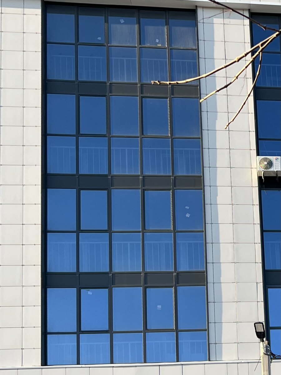 Конструкция фасадного остекления общая (единая) на 4 этажа. Нельзя взять и заменить окна только у себя. Во-первых, не позволяет цельная конструкция. Во-вторых, УК и городская администрация - никто не даст разрешения внести изменения во внешний фасад дома.