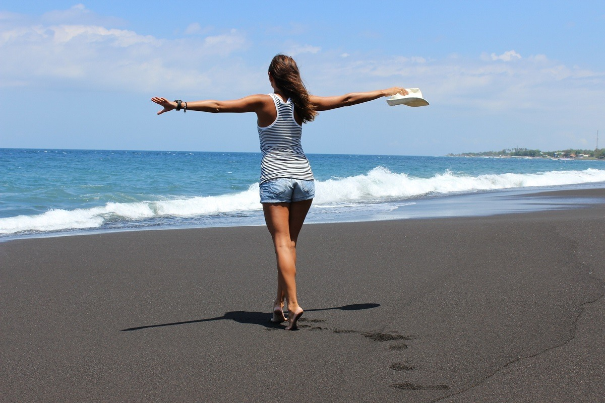 Свободное путешествие. Радость путешествий. Фото девушки путешественница. Лайфхаки на море для девушек. Путешествие с перезагрузкой.