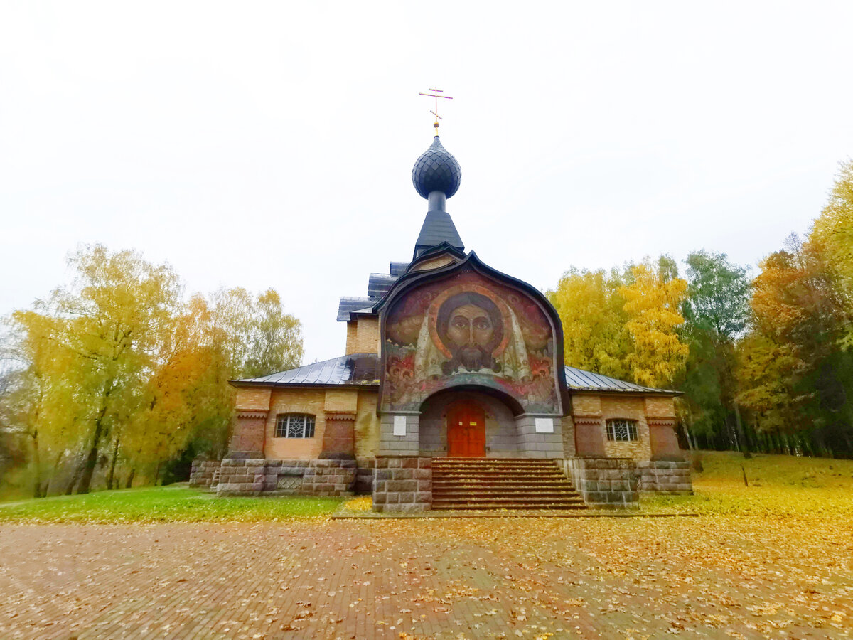 Николай Рерих в 1908 г.  взялся за росписи и смальтовые мозаики в церкви Святого Духа. Художник успел закончить  фрески алтаря, расписать арку входа и создать свою лучшую монументальную работу -  мозаичное панно «Спас Нерукотворный». Работа была прервана  в связи с началом первой мировой войны...
