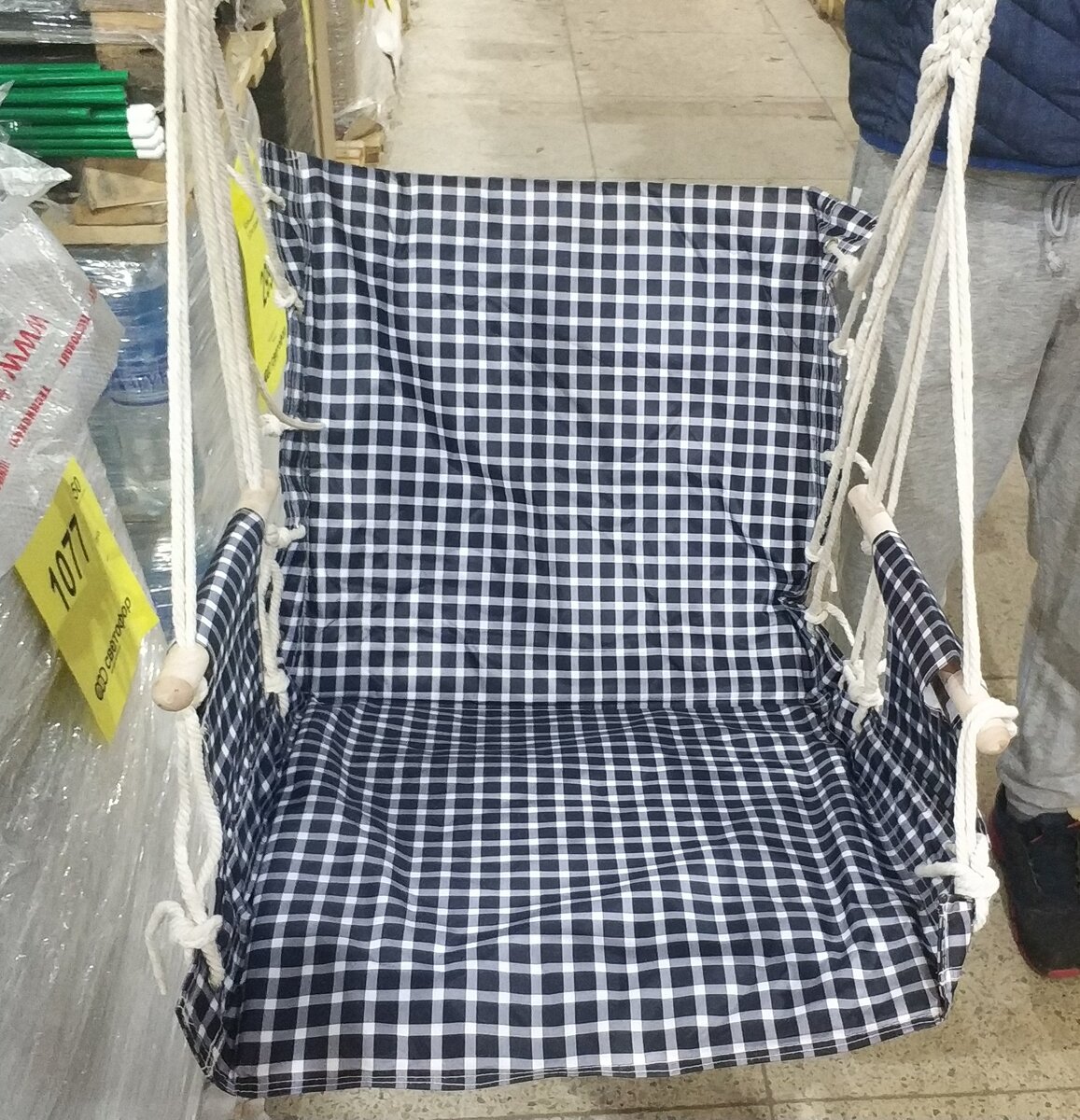 Состав: полиэстер (основа), хлопок (крепления), дерево (ручки).