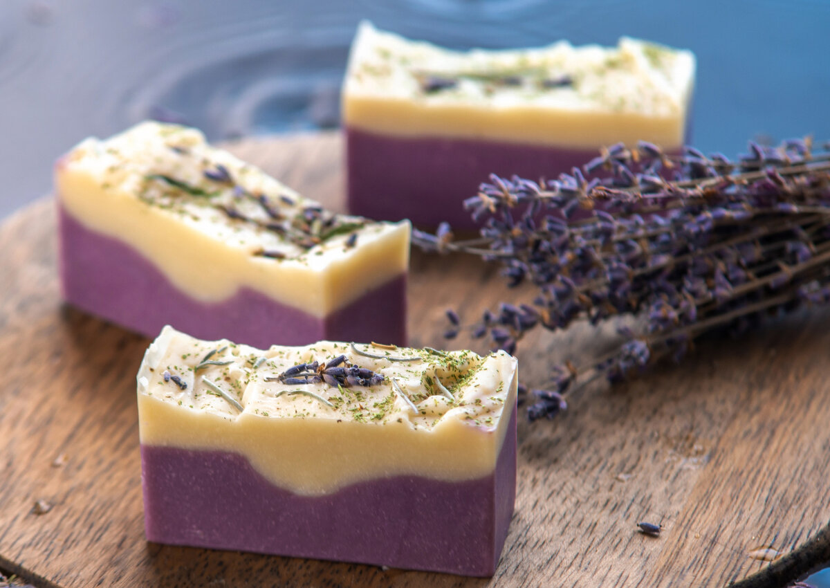 Немного сухих цветов и листьев для декора