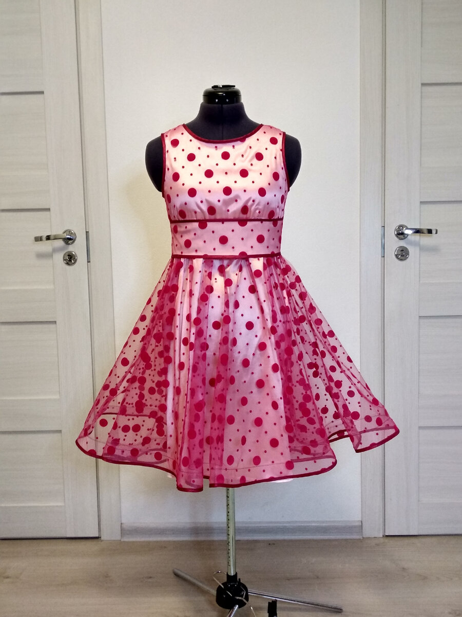 Платье в горошек на выпускной  в детский сад. С поясом. На спинке возможен пышный бант.