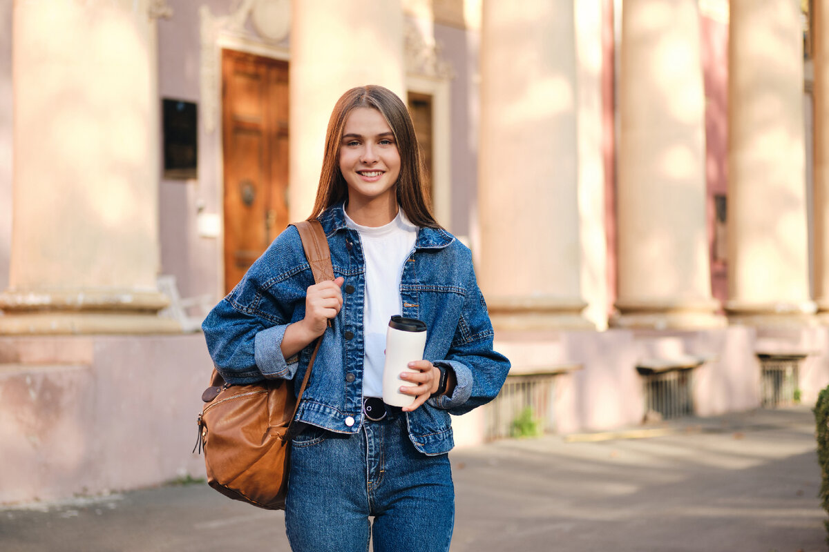 <a href="https://ru.freepik.com/free-photo/attractive-smiling-casual-student-girl-in-denim-jacket-with-backpack-and-coffee-joyfully-looking-in-camera-in-university-outdoor_23177719.htm#query=%D1%81%D1%82%D1%83%D0%B4%D0%B5%D0%BD%D1%82%D0%BA%D0%B0&position=43&from_view=search&track=sph">Изображение от garetsvisual</a> на Freepik