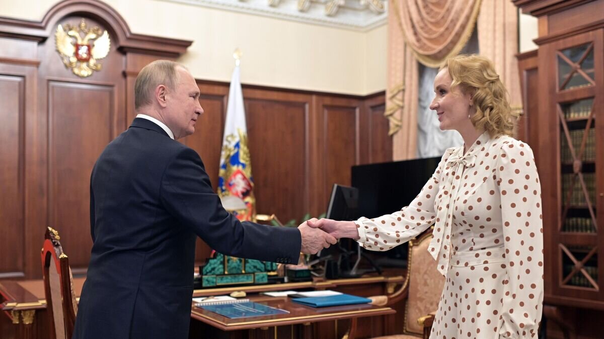    Президент РФ Владимир Путин и уполномоченный по правам ребёнка Мария Львова-Белова во время встречи© РИА Новости / Михаил Климентьев