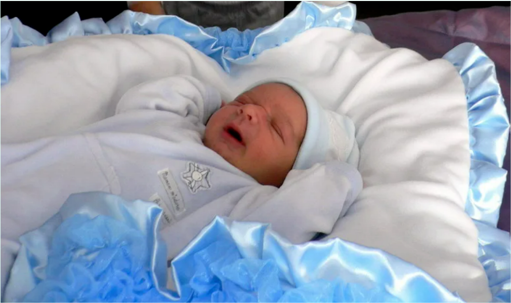 Видео новорожденного мальчика. Малыш из роддома. Новороэжденые мальчик.