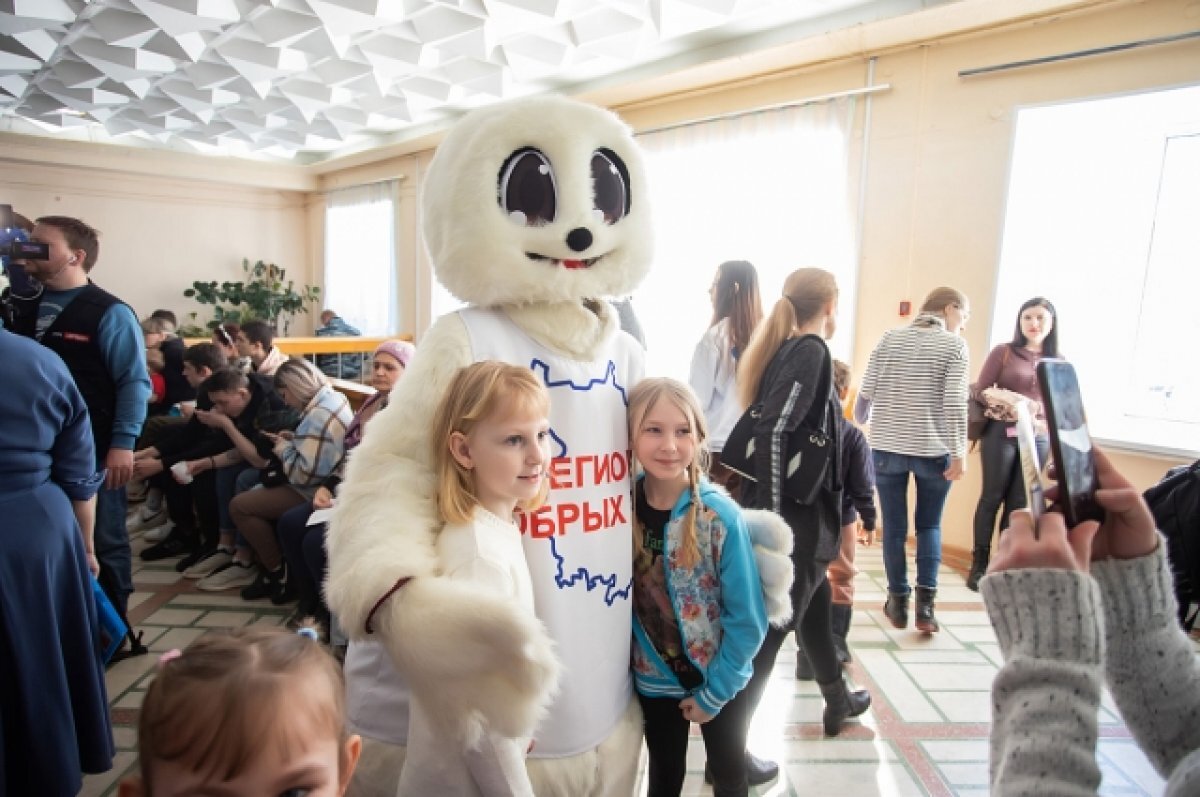    Артисты ТЮЗа обнимали каждого ребенка.