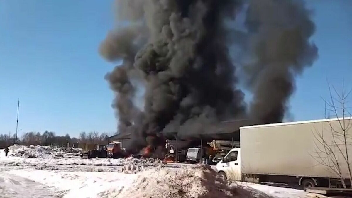     В Троицком административном округе Москвы в поселке Щапово произошел пожар. По информации столичного главка МЧС РФ, загорелись три грузовых автомобиля.