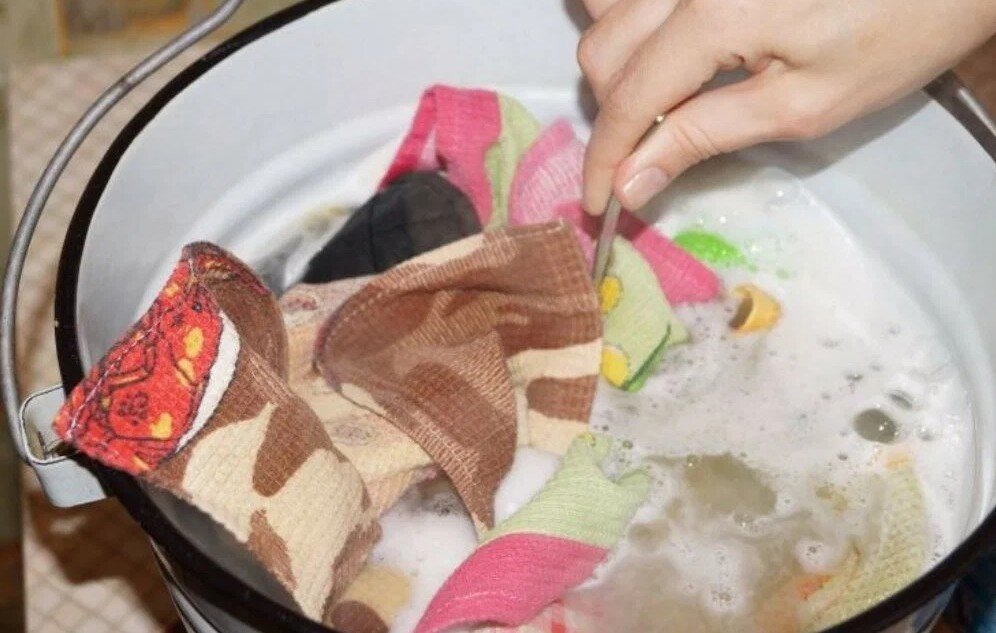 Использую обычный «уксус» и на моих кухонных полотенцах ни одного жирного пятна. Просто отстирываю различную грязь, делюсь советом…