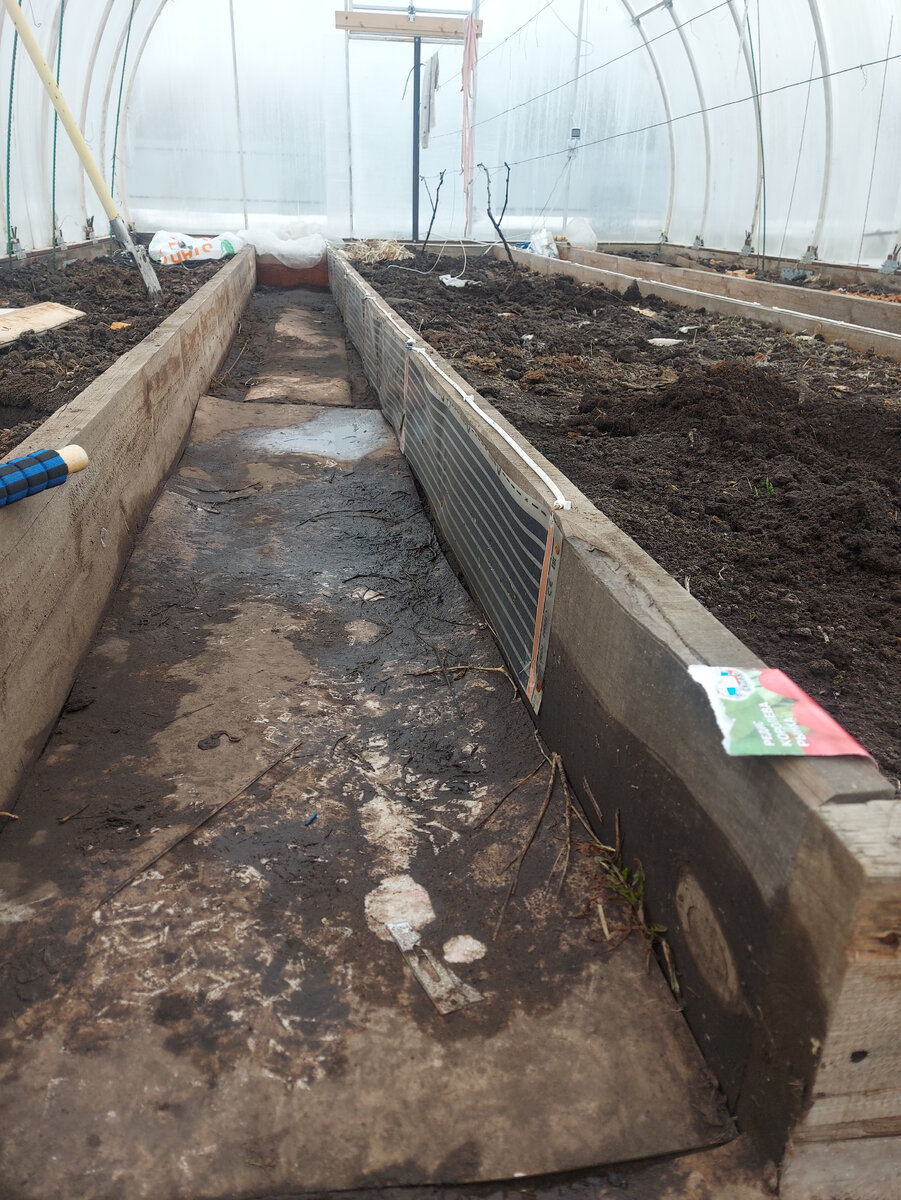 Инфракрасный обогреватель на коробе, закреплён с двух сторон.